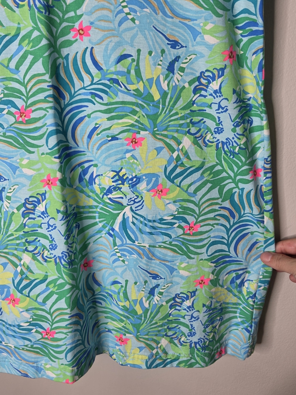 Lilly Pulitzer Etta Short Sleeve V-neck Tshirt Tropical Blue & Green Print - Picture 5 of 8